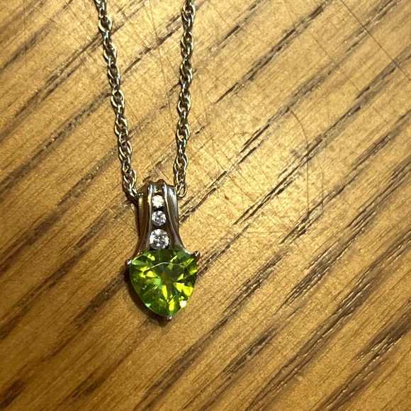 GENUINE DIAMOND AND PERIDOT SOLITAIRE NECKLACE 14kt - Picture 10 of 16